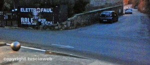 La strada di Valle Faul senza strisce né segnaletica
