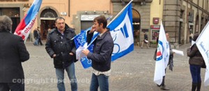 La protesta delle forze dell'ordine in piazza del Comune