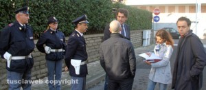 Gli avvocati De Santis e Padovan con la polizia e l'ufficiale giudiziario