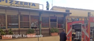I vigili del fuoco e la polizia sul posto