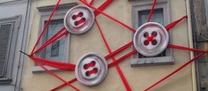 Il palazzo cucito con filo e bottoni