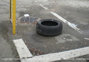 Un copertone abbandonato