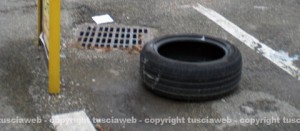 Un copertone abbandonato