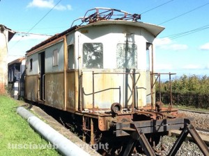 Una carrozza fatiscente ferma alla stazione di Fabrica di Roma