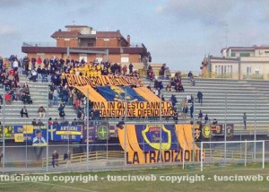 La curva gialloblù nella partita contro il Rieti nel 2013