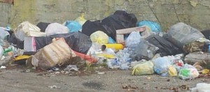 Cumuli di rifiuti all'ingresso di Viterbo