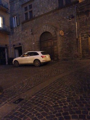 Via Orologio Vecchio - La piazzetta ridotta a parcheggio