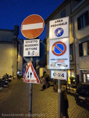 La segnaletica in via Cesare Dobici