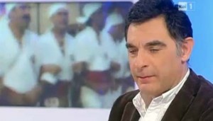 Tiberio Timperi con alle spalle i Facchini