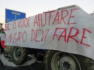 Lo striscione dei manifestanti a Orte