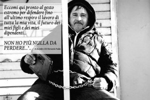 Bernardo Podda incatenato davanti al casottino