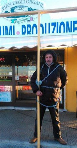 Bernardo Podda incatenato davanti al casottino
