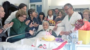 Parenti e personale festeggiano nonna Brigida
