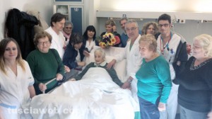 Parenti e personale festeggiano nonna Brigida