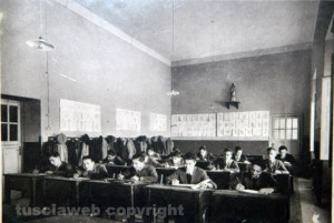 Istituto Ragonesi - In classe sui banchi di legno