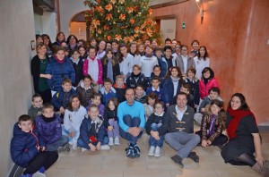 I bambini della scuola primaria allestiscono l'albero del comune di Montalto di Castro