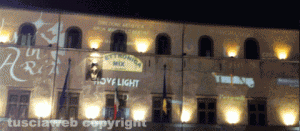 Festival delle luci a piazza del comune con tanto di pubblicità