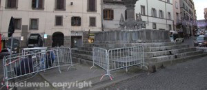 Fontana grande deturpata