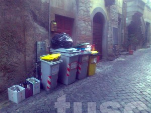 L'immondizia a via della Volta buia