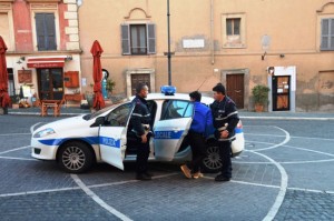Gli agenti con il cittadino straniero