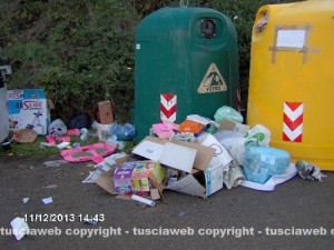 Rifiuti in strada Montecchio