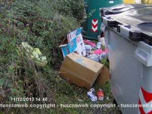 Rifiuti in strada Montecchio