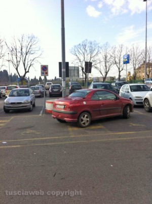 Due parcheggi per disabili occupati da una sola auto