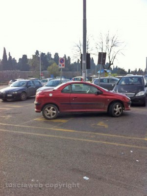 Due parcheggi per disabili occupati da una sola auto
