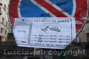 Il cartello di divieto in piazza Fontana Grande