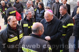 Il vescovo Lino Fumagalli con i vili del fuoco