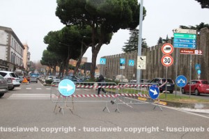 Il traffico interrotto per la voragine