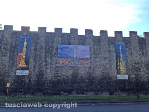 Le mura con i manifesti affissi
