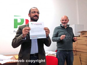 Andrea Egidi con il documento da sottoscrivere e Giuseppe Fraticello