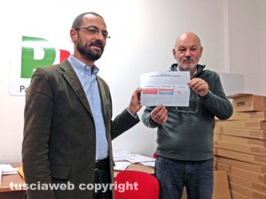 Andrea Egidi con il documento da sottoscrivere e Giuseppe Fraticello