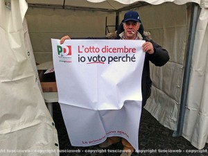 Roberto Innocenzi con il cartello bianco delle primarie