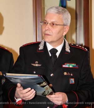 Il colonnello Gianluca Dell'Agnello mostra il nuovo calendario dell'Arma dei carabinieri