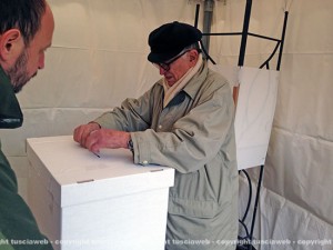 Primarie Pd, Franco il primo a votare a Viterbo