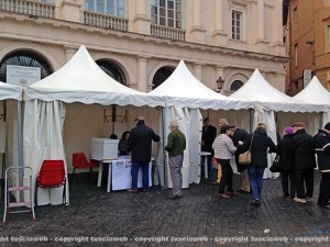 Primarie Pd, la prima fila all'apertura dei seggi