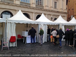 Primarie Pd, la prima fila all'apertura dei seggi