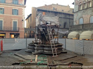 L'impalcatura alla fontana di piazza delle Erbe