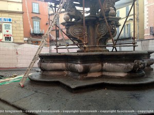 L'impalcatura alla fontana di piazza delle Erbe