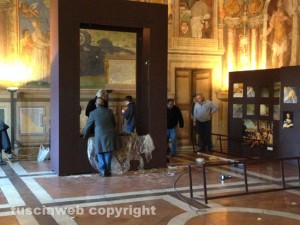 L'allestimento alla sala Regia della mostra con l'architetto Cesarini