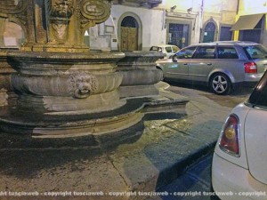Macchine di nuovo sulla fontana di piazza delle Erbe