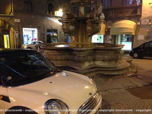 La fontana delle Erbe e le macchine