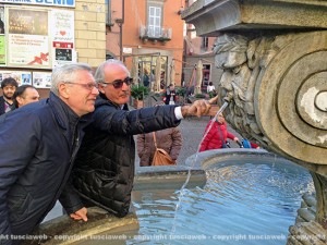 Leonardo Michelini e Alvaro Ricci alla fontana di piazza delle Erbe