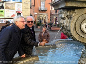Leonardo Michelini e Alvaro Ricci alla fontana di piazza delle Erbe
