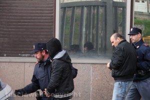 Tentato furto in Villa - Gli arrestati all'uscita dalla questura