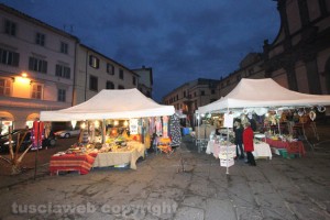Natale - Il mercatino a piazza Fontana grande