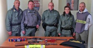 Il materiale sequestrato dalla polizia provinciale dopo l’operazione