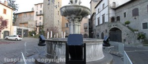 La fontana di piazza del Gesù deturpata